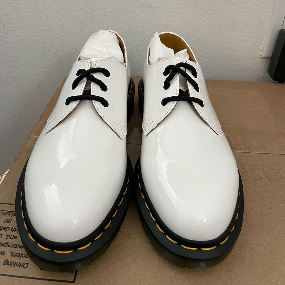 New in box White Leather Dr Martin loafer Size 8 Men’s